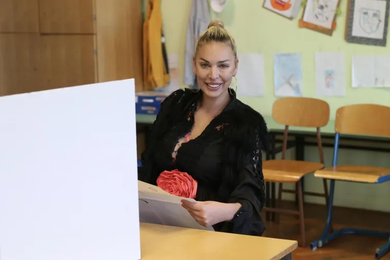 Kandidatkinja stranke Ivana Pernara u X. izbornoj jedinici, Ava Karabatić (35) glasala je na biračkom mjestu u Osnovnoj školi Blatine u Splitu. 