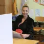 Kompletan crni outfit podigla je s velikom ružičastom ružom u sredini haljine.