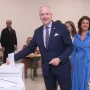Andro se pojavio u tamnoplavom odijelu, a njegova supruga plijenila je pažnju u dugoj plavoj haljini.