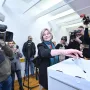 Nositeljica liste političke platforme Možemo! u I. izbornoj jedinici i kandidatkinja za predsjednicu Vlade RH Sandra Benčić (46) izašla je na glasanje u prostorijama Mjesnog odbora u Zagrebu.