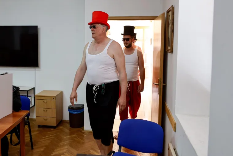 Ričard u svom stilu došao glasati. Bijela potkošulja, bosonog i s crvenim šeširom na glavi