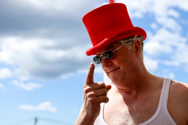 Ričard u svom stilu do&scaron;ao glasati. Bijela potko&scaron;ulja, bosonog i s crvenim &scaron;e&scaron;irom na glavi