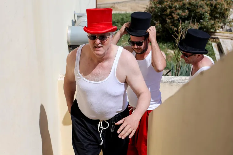 Ričard u svom stilu do&scaron;ao glasati. Bijela potko&scaron;ulja, bosonog i s crvenim &scaron;e&scaron;irom na glavi