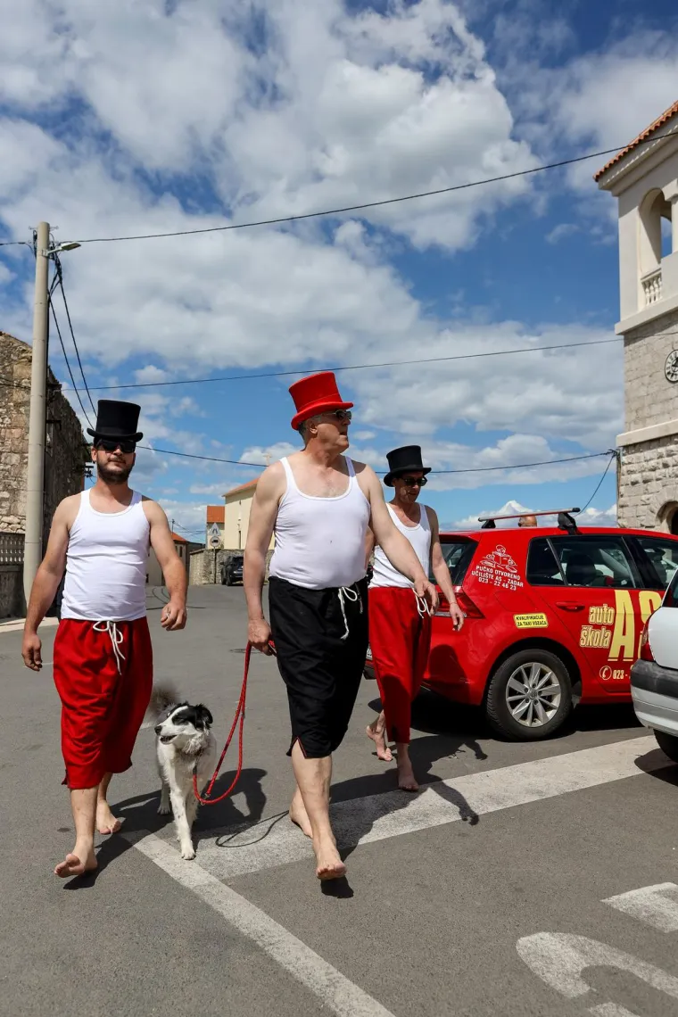 Ričard u svom stilu do&scaron;ao glasati. Bijela potko&scaron;ulja, bosonog i s crvenim &scaron;e&scaron;irom na glavi