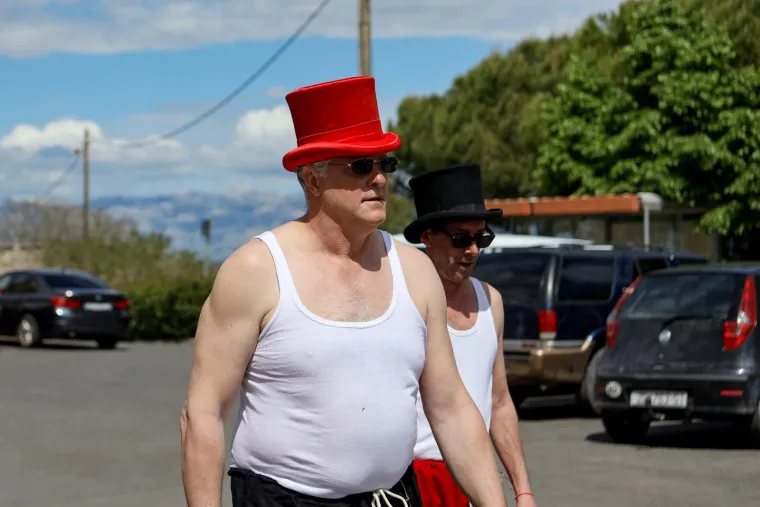 Ričard u svom stilu do&scaron;ao glasati. Bijela potko&scaron;ulja, bosonog i s crvenim &scaron;e&scaron;irom na glavi