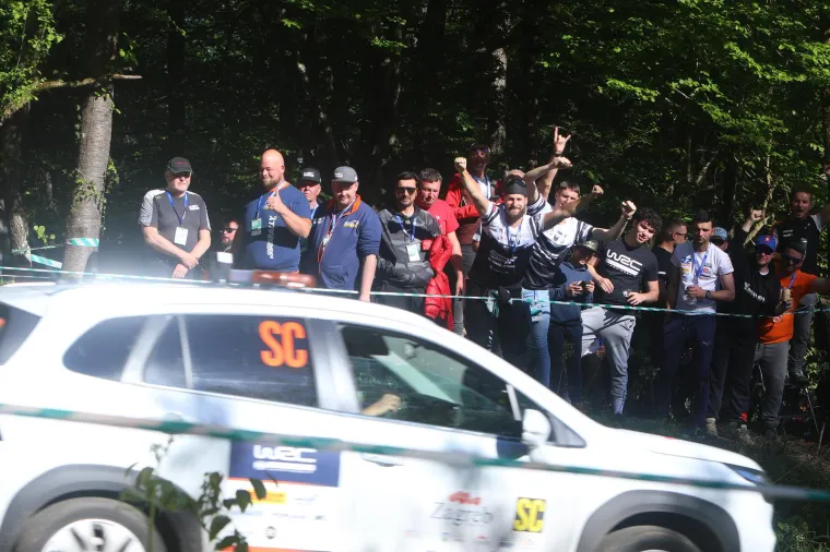 'Luda' atmosfera na reliju u Lijepoj Našoj: Utrka se gledala i s balkona nedovršene kuće