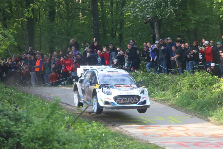 'Luda' atmosfera na reliju u Lijepoj Našoj: Utrka se gledala i s balkona nedovršene kuće