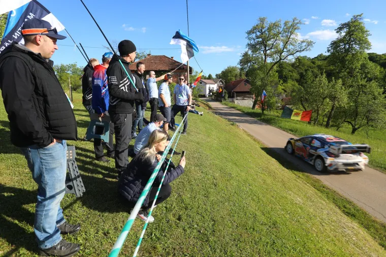 'Luda' atmosfera na reliju u Lijepoj Našoj: Utrka se gledala i s balkona nedovršene kuće