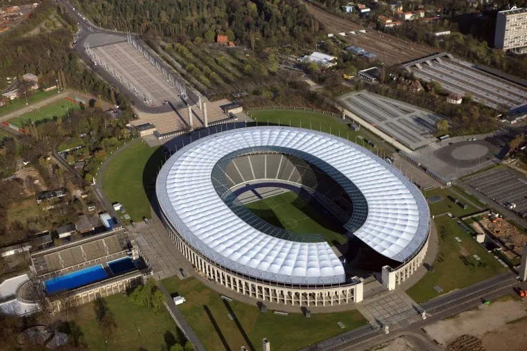 Berlin: Olympiastadion Berlin (kapacitet: 71,000)