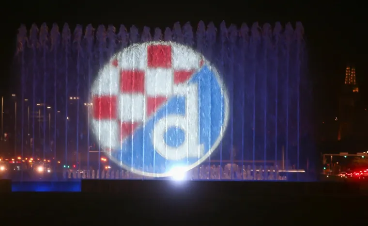Fontana u Ulici Hrvatske bratske zajednice svijetli u plavoj boji