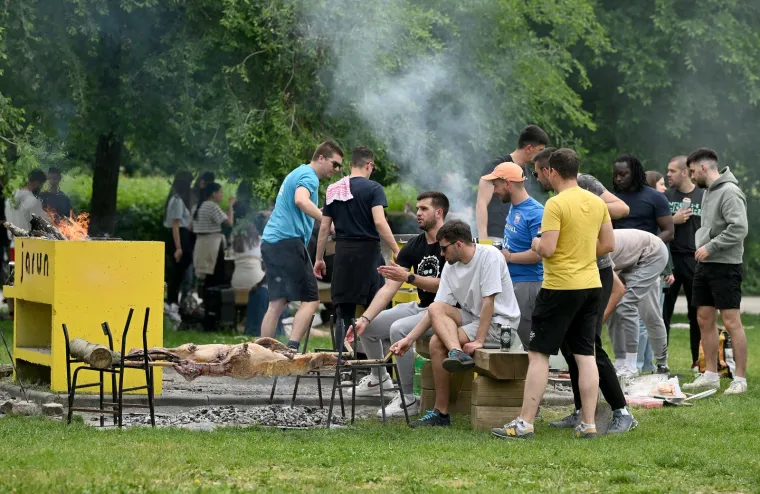 Kome cure sline? Momci na Jarunu vrtili janje na ražnju