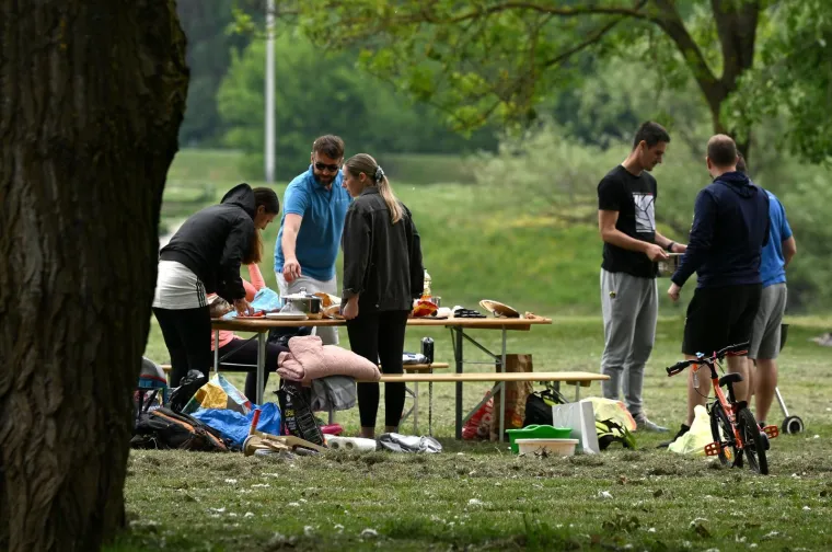 Kome cure sline? Momci na Jarunu vrtili janje na ražnju