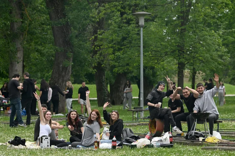 Kome cure sline? Momci na Jarunu vrtili janje na ražnju