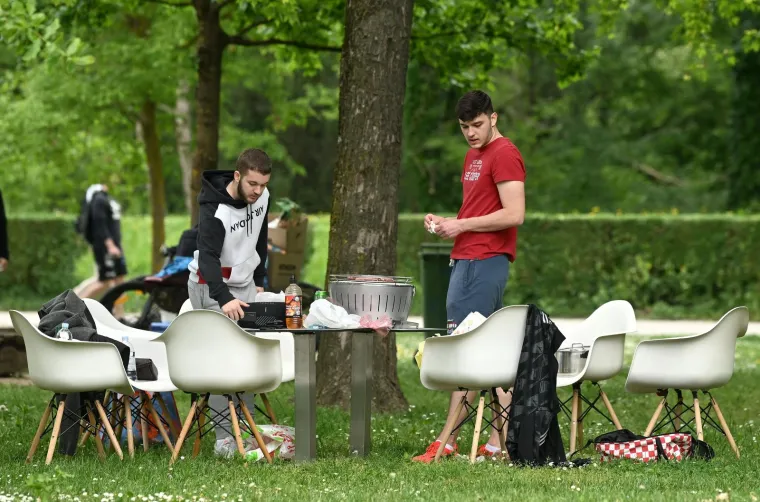 Kome cure sline? Momci na Jarunu vrtili janje na ražnju