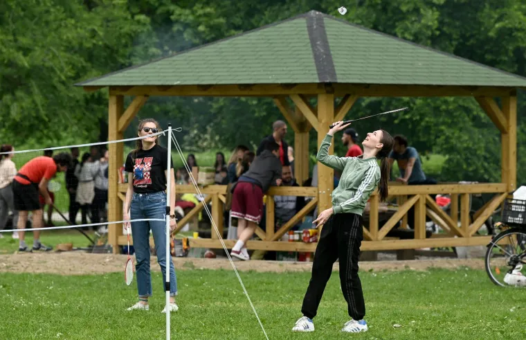 Kome cure sline? Momci na Jarunu vrtili janje na ražnju
