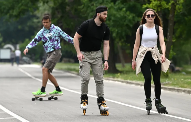 Kome cure sline? Momci na Jarunu vrtili janje na ražnju