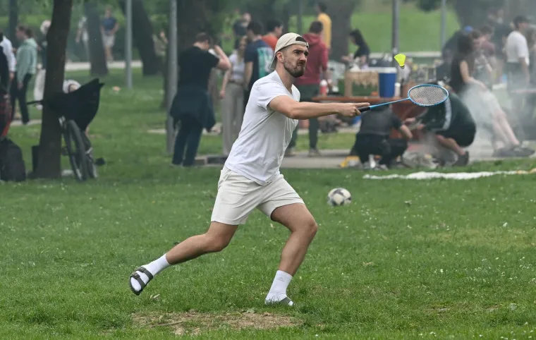 Kome cure sline? Momci na Jarunu vrtili janje na ražnju