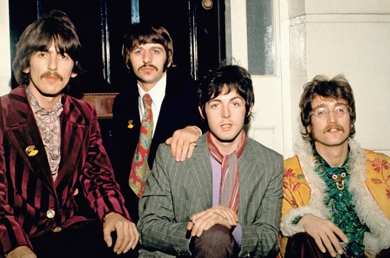 Pred oltar je stao prvi put 1966. godine s manekenkom Pattie Boyd, a Paul McCartney mu je bio kum na vjenčanju. Par se upoznao na snimanju spota za pjesmu &quot;A Hard Day&apos;s Night&quot; u kojem je Pattie glumila, a rastali su se 1974. godine. Kasnije je u medijima pričala kako je posljednja godina njihova braka bila puna kokaina i alkohola, a upravo to bio je i razlog rastavi. Nakon Harrisona zaljubila se u Erica Claptona, za kojeg se udala 1979. godine.