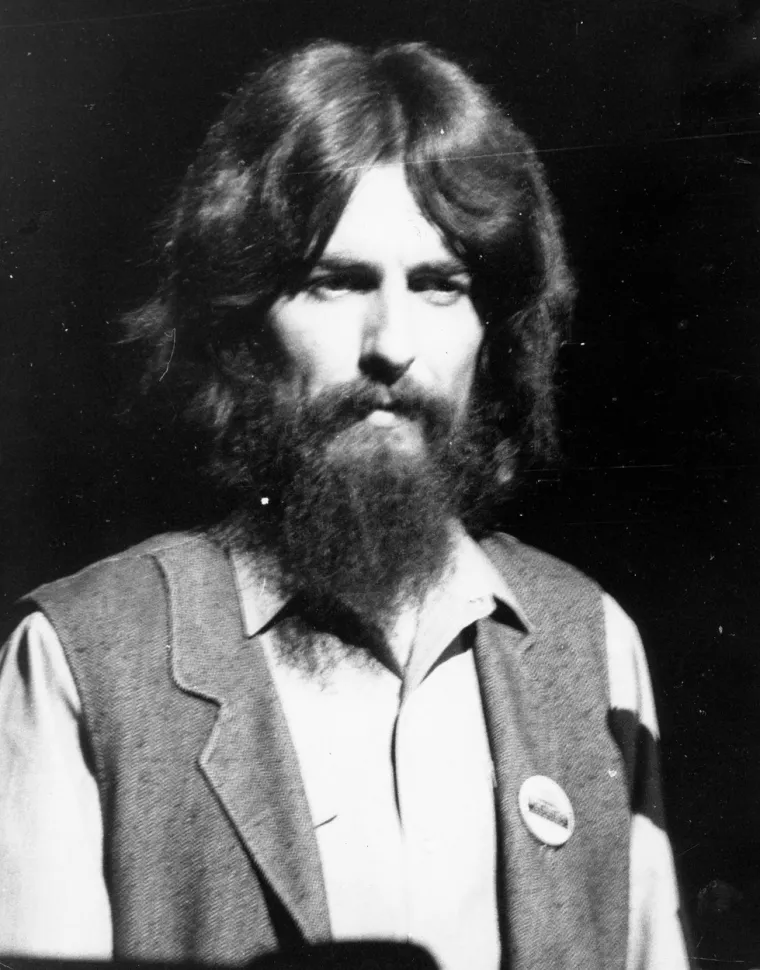 Legendarni Beatle preminuo je 2001. godine od posljedica raka pluća, a imao je tek 58. Dvije godine prije smrti preživio je napad nožem u svom domu, zbog čega je bio u bolnici zbog nekoliko ubodnih rana. Iza sebe je ostavio bogatstvo od oko 100 milijuna funti, a njegov pepeo prosuli su u rijeku Ganges.