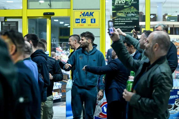 Dinamovci u povratku stali na benzinskoj pa uz baklje dočekani na Maksimiru