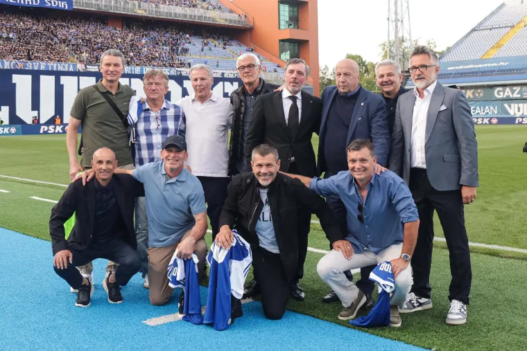 Scene s Maksimira golicaju ma&scaron;tu navijača Dinama: Boban uoči utakmice pozirao s dresom Plavih