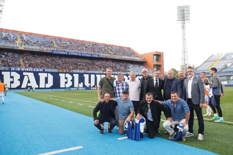 Scene s Maksimira golicaju ma&scaron;tu navijača Dinama: Boban uoči utakmice pozirao s dresom Plavih
