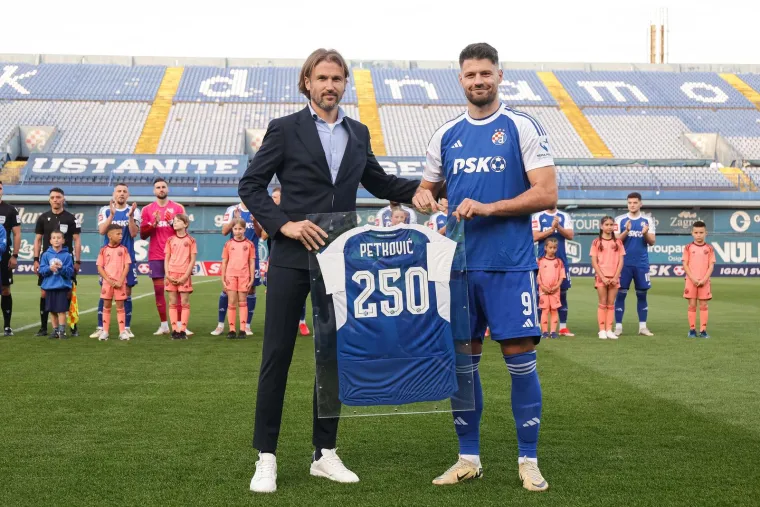 Scene s Maksimira golicaju ma&scaron;tu navijača Dinama: Boban uoči utakmice pozirao s dresom Plavih