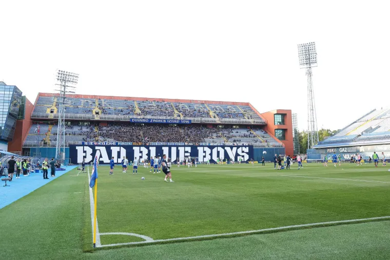 Scene s Maksimira golicaju ma&scaron;tu navijača Dinama: Boban uoči utakmice pozirao s dresom Plavih