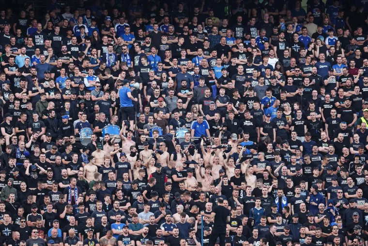 Scene s Maksimira golicaju ma&scaron;tu navijača Dinama: Boban uoči utakmice pozirao s dresom Plavih