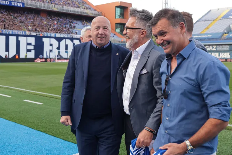 Scene s Maksimira golicaju ma&scaron;tu navijača Dinama: Boban uoči utakmice pozirao s dresom Plavih