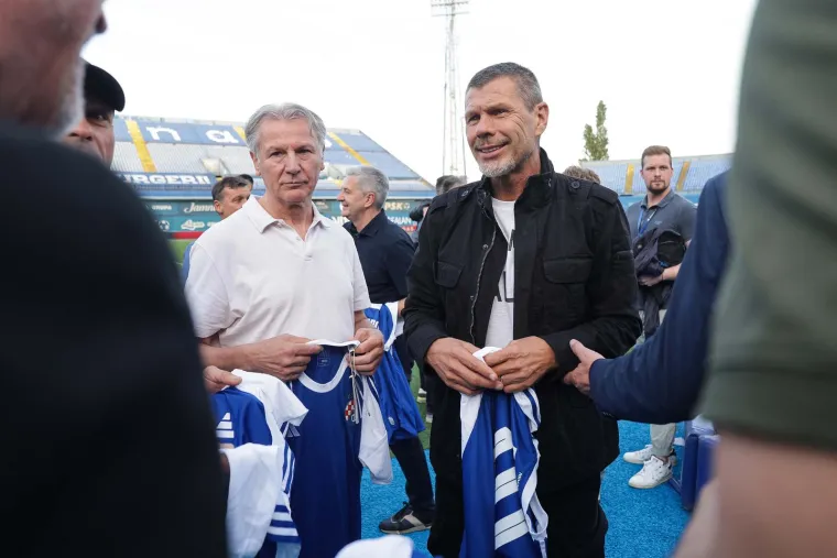 Scene s Maksimira golicaju ma&scaron;tu navijača Dinama: Boban uoči utakmice pozirao s dresom Plavih