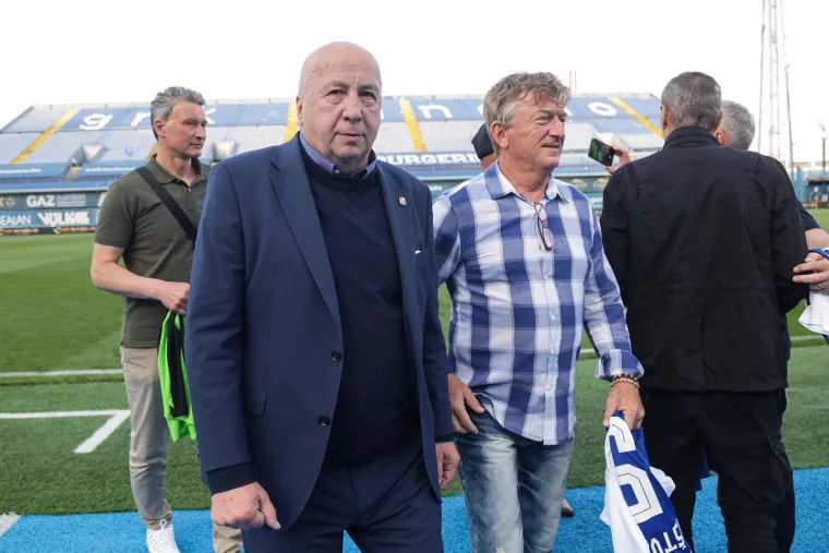 Scene s Maksimira golicaju ma&scaron;tu navijača Dinama: Boban uoči utakmice pozirao s dresom Plavih