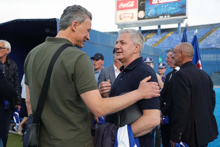 Scene s Maksimira golicaju ma&scaron;tu navijača Dinama: Boban uoči utakmice pozirao s dresom Plavih