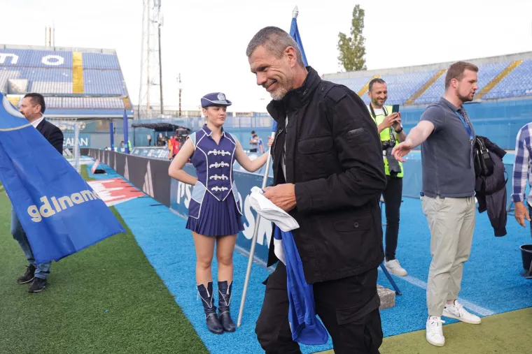 Scene s Maksimira golicaju ma&scaron;tu navijača Dinama: Boban uoči utakmice pozirao s dresom Plavih