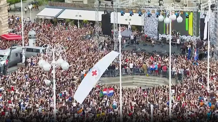 Trg bana Jelačića odzvanjao u ritmu Rim Tim Tagi Dim-a! Baby Lasagna nastupio na dočeku