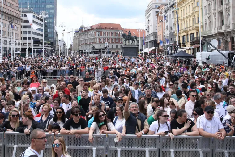 Trg bana Jelačića odzvanjao u ritmu Rim Tim Tagi Dim-a! Baby Lasagna nastupio na dočeku