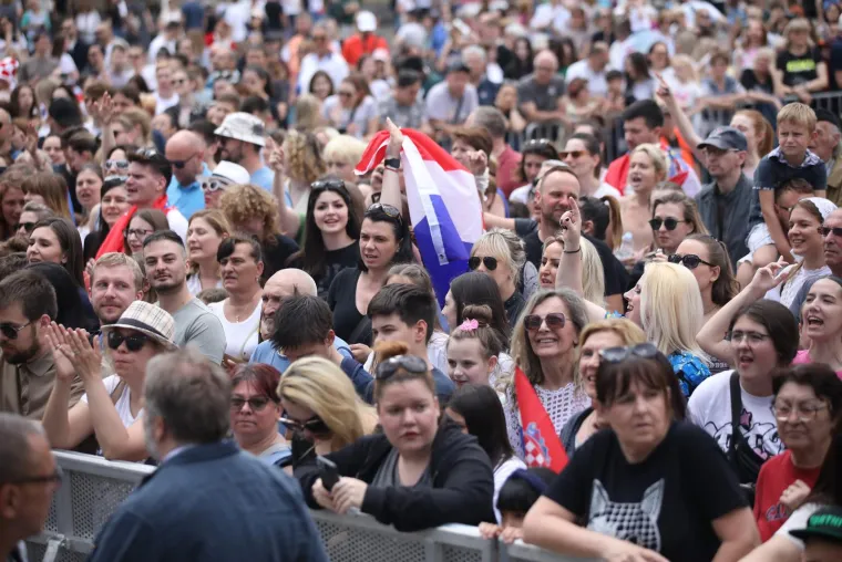 Trg bana Jelačića odzvanjao u ritmu Rim Tim Tagi Dim-a! Baby Lasagna nastupio na dočeku