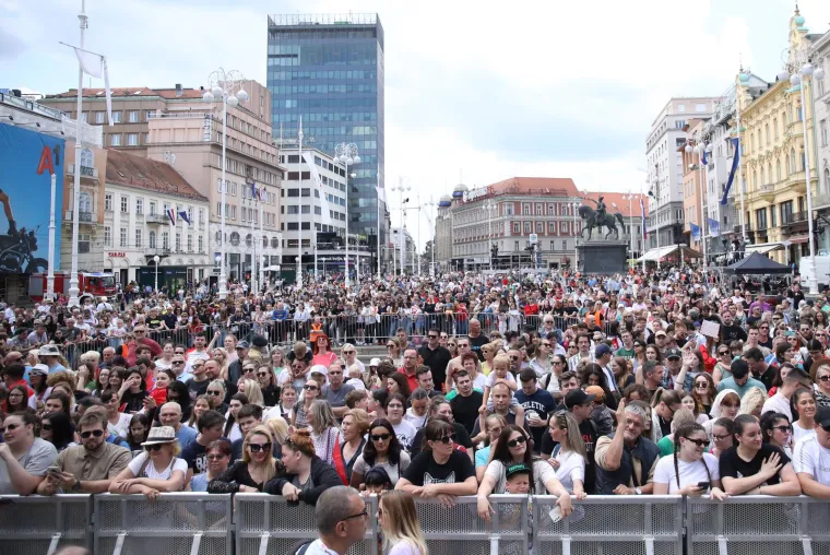 Trg bana Jelačića odzvanjao u ritmu Rim Tim Tagi Dim-a! Baby Lasagna nastupio na dočeku