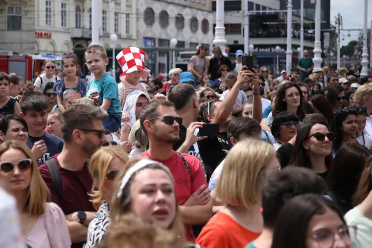 Trg bana Jelačića odzvanjao u ritmu Rim Tim Tagi Dim-a! Baby Lasagna nastupio na dočeku