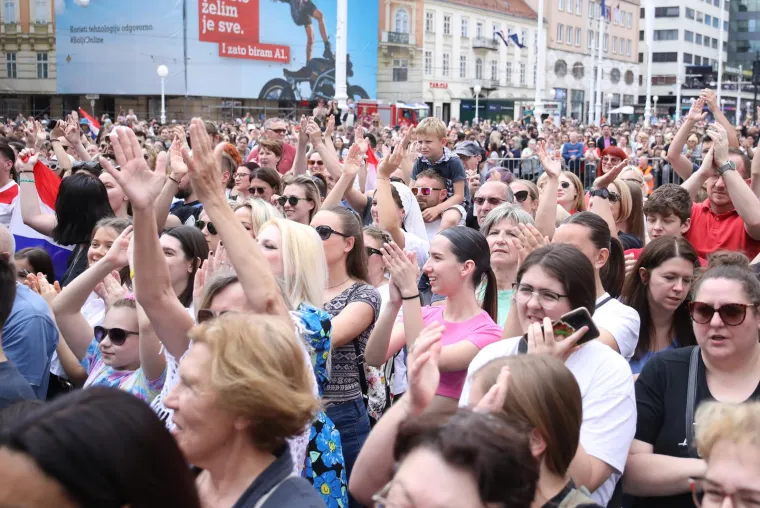 Trg bana Jelačića odzvanjao u ritmu Rim Tim Tagi Dim-a! Baby Lasagna nastupio na dočeku