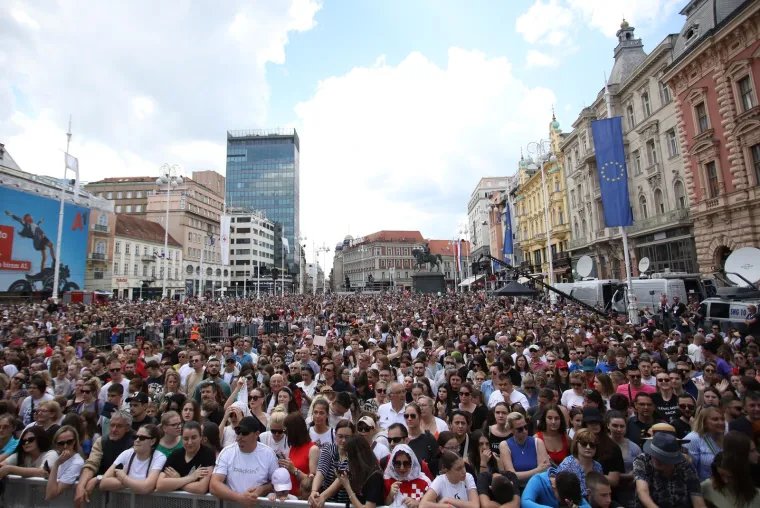 Trg bana Jelačića odzvanjao u ritmu Rim Tim Tagi Dim-a! Baby Lasagna nastupio na dočeku