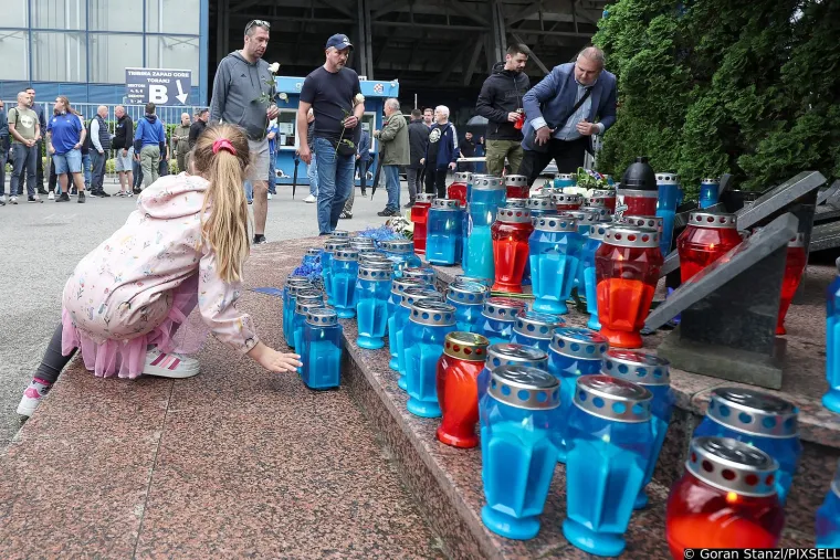 Boysi, navijači i legende kluba položili vijence podno zapadne tribine