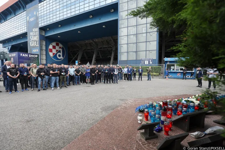 Boysi, navijači i legende kluba položili vijence podno zapadne tribine