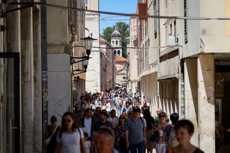 'Invazija' stranaca na Zadar: Turisti uživaju u suncu i šetnji rivom