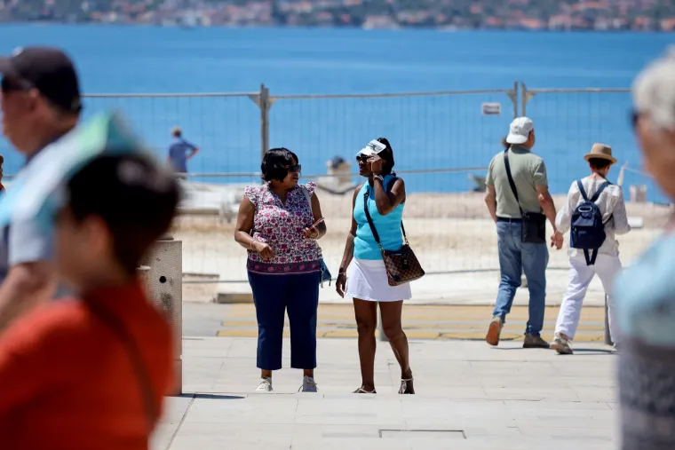 'Invazija' stranaca na Zadar: Turisti uživaju u suncu i šetnji rivom