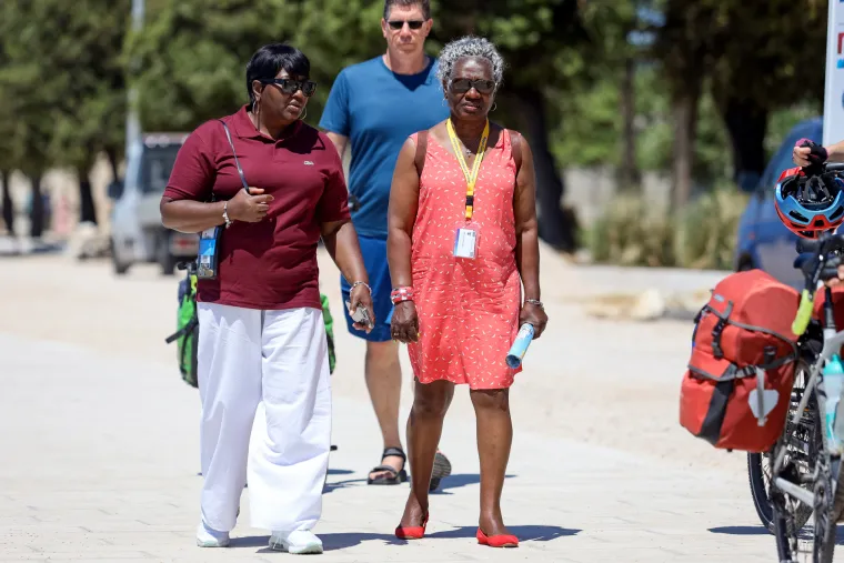 'Invazija' stranaca na Zadar: Turisti uživaju u suncu i &scaron;etnji rivom