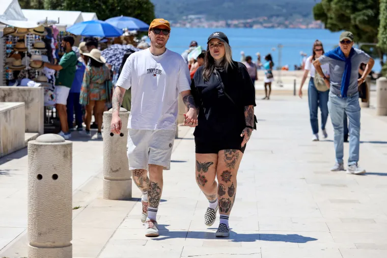 'Invazija' stranaca na Zadar: Turisti uživaju u suncu i &scaron;etnji rivom