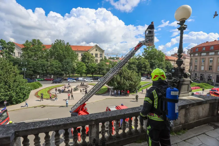 Dim na sve strane! Zagrepčani pomislili da gori HNK. Vatrogasci ih smirili: 'Vježba je'