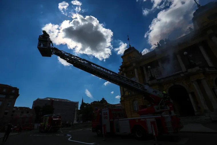 Dim na sve strane! Zagrepčani pomislili da gori HNK. Vatrogasci ih smirili: 'Vježba je'