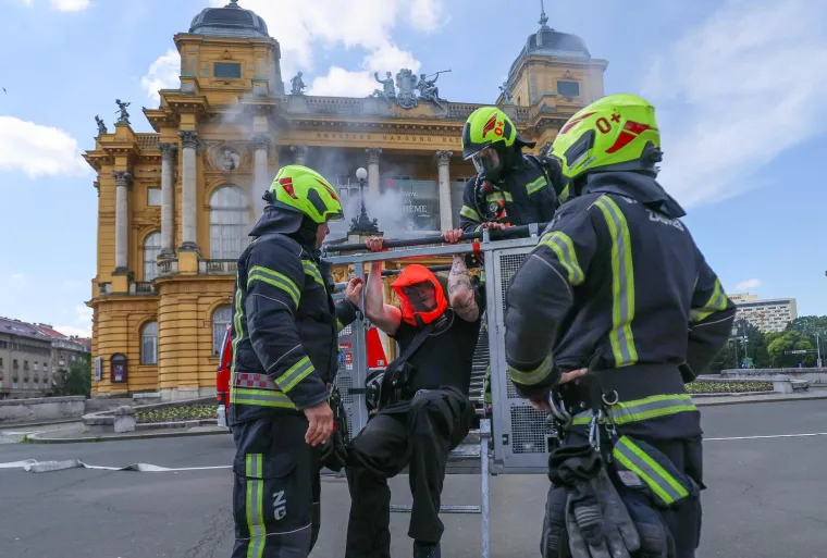 Dim na sve strane! Zagrepčani pomislili da gori HNK. Vatrogasci ih smirili: 'Vježba je'